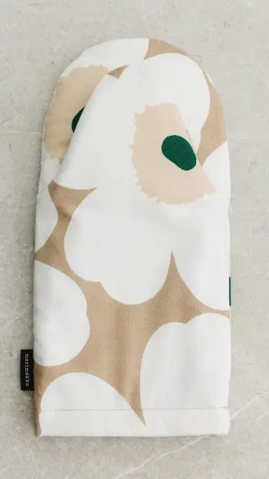 Marimekko Pieni Unikko Oven Mitt Sand/White/Hay/Emerald | Thumbnail 3 Marimekko Pieni Unikko Oven Mitt Sand/White/Hay/Emerald | Thumbnail 3