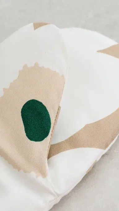 Marimekko Pieni Unikko Oven Mitt Sand/White/Hay/Emerald | Thumbnail 4 Marimekko Pieni Unikko Oven Mitt Sand/White/Hay/Emerald | Thumbnail 4