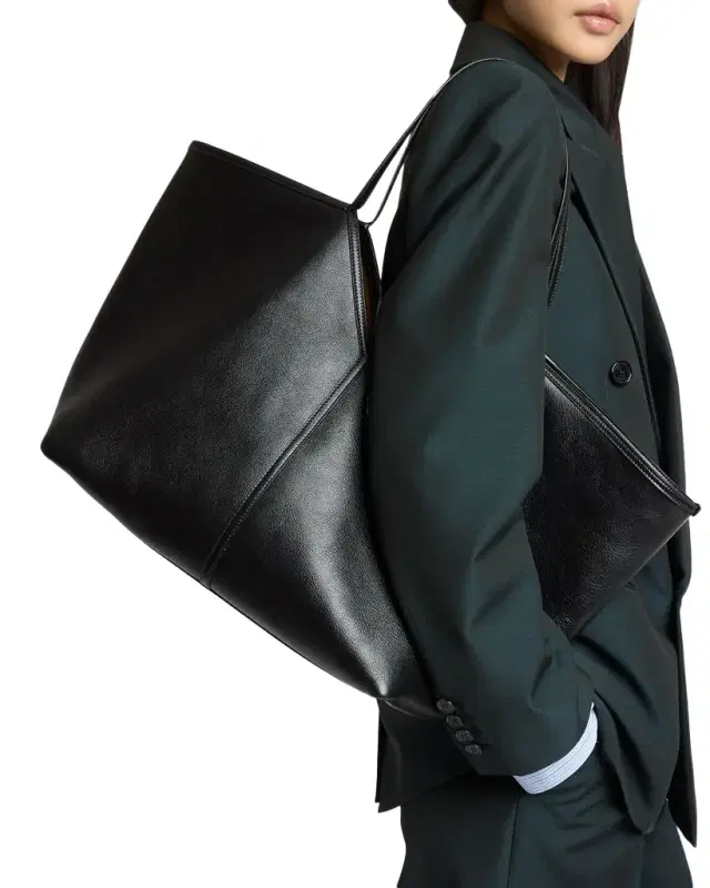 Y Slim Tote Bag in Leather Y Slim Tote Bag in Leather