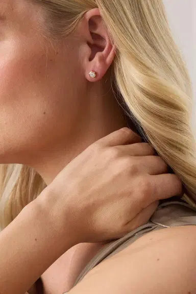 SARA WEINSTOCK Diamond Honey Comb Stud Earrings | Thumbnail 2 SARA WEINSTOCK Diamond Honey Comb Stud Earrings | Thumbnail 2
