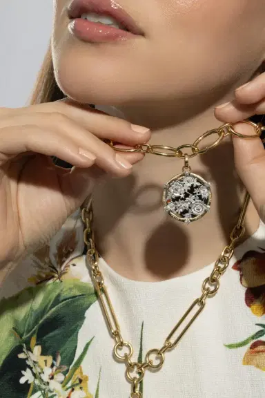 Foundrae Floral Screen Resilience Large Medallion - Yellow Gold | Thumbnail 3 Foundrae Floral Screen Resilience Large Medallion - Yellow Gold | Thumbnail 3