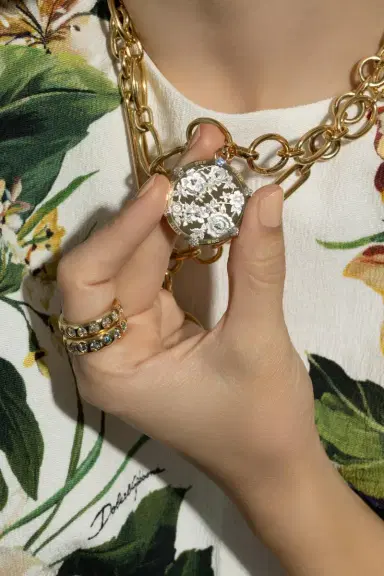 Foundrae Floral Screen Resilience Large Medallion - Yellow Gold | Thumbnail 4 Foundrae Floral Screen Resilience Large Medallion - Yellow Gold | Thumbnail 4