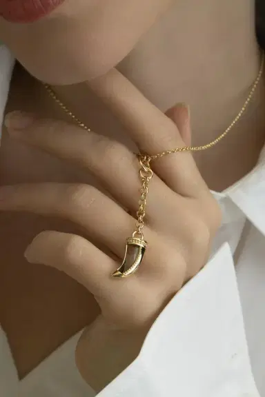 Foundrae Green Prasiolite Small La Loba Claw Belcher Necklace | Thumbnail 3 Foundrae Green Prasiolite Small La Loba Claw Belcher Necklace | Thumbnail 3