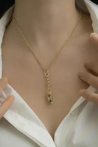 Foundrae Green Prasiolite Small La Loba Claw Belcher Necklace | Thumbnail 4 Foundrae Green Prasiolite Small La Loba Claw Belcher Necklace | Thumbnail 4
