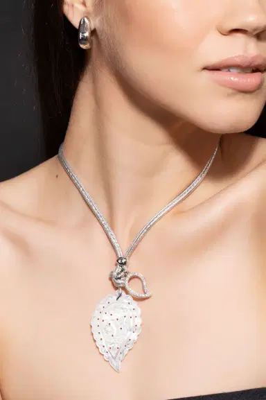 TAMARA COMOLLI Medium Mother of Pearl Carved India Pendant | Thumbnail 3 TAMARA COMOLLI Medium Mother of Pearl Carved India Pendant | Thumbnail 3
