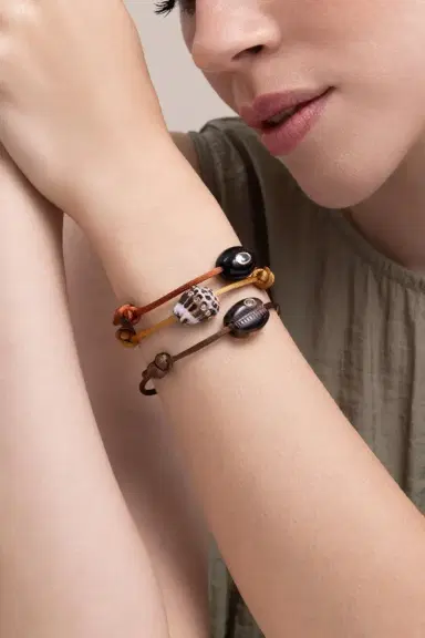 DEZSO BY SARA BELTRÁN Onyx Petite Brown Cowry Bracelet | Thumbnail 2 DEZSO BY SARA BELTRÁN Onyx Petite Brown Cowry Bracelet | Thumbnail 2