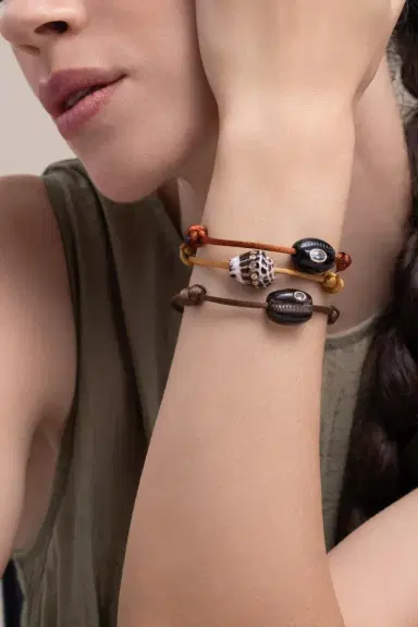 DEZSO BY SARA BELTRÁN Onyx Petite Brown Cowry Bracelet | Thumbnail 3 DEZSO BY SARA BELTRÁN Onyx Petite Brown Cowry Bracelet | Thumbnail 3