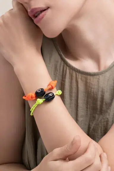 DEZSO BY SARA BELTRÁN Petite Onyx Cowrie Sillimanite Orange Bracelet | Thumbnail 2 DEZSO BY SARA BELTRÁN Petite Onyx Cowrie Sillimanite Orange Bracelet | Thumbnail 2