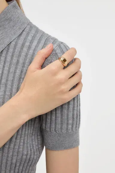 Gabriela Hearst Medium Ring in 18K Yellow Gold & Tiger's Eye Stone | Thumbnail 2 Gabriela Hearst Medium Ring in 18K Yellow Gold & Tiger's Eye Stone | Thumbnail 2