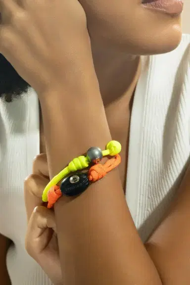 DEZSO BY SARA BELTRÁN Onyx Sillimanite Classic Cowrie Red Bracelet | Thumbnail 4 DEZSO BY SARA BELTRÁN Onyx Sillimanite Classic Cowrie Red Bracelet | Thumbnail 4