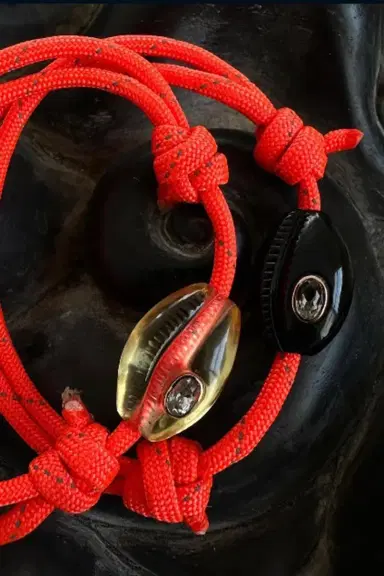 DEZSO BY SARA BELTRÁN Onyx Sillimanite Classic Cowrie Red Bracelet | Thumbnail 5 DEZSO BY SARA BELTRÁN Onyx Sillimanite Classic Cowrie Red Bracelet | Thumbnail 5