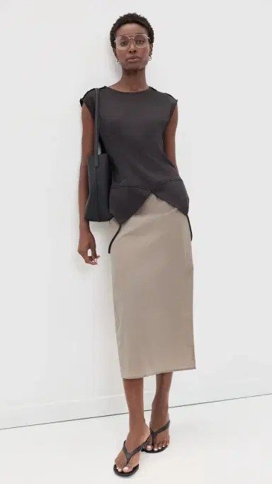 MEIMEIJ Sleeveless Satin Top with Bottom V Slit Nero | Thumbnail 5 MEIMEIJ Sleeveless Satin Top with Bottom V Slit Nero | Thumbnail 5