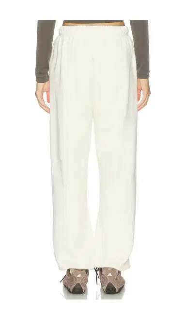 Fear of God Essentials Classic Fleece Sweatpant | Thumbnail 4 Fear of God Essentials Classic Fleece Sweatpant | Thumbnail 4
