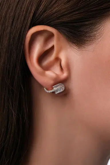 U LOS ANGELES Diamond Baguette U Huggie Earrings - Yellow Gold | Thumbnail 3 U LOS ANGELES Diamond Baguette U Huggie Earrings - Yellow Gold | Thumbnail 3