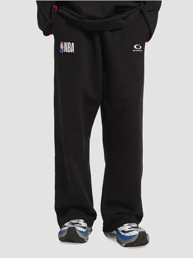 Balenciaga Men's / NBA Collaboration Oversized Sweatpants - Black White | Thumbnail 3 Balenciaga Men's / NBA Collaboration Oversized Sweatpants - Black White | Thumbnail 3