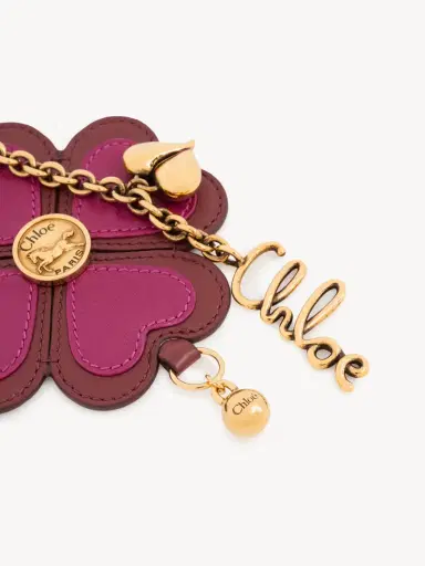 Chloé Chloé Symbols Clover key ring bag charm in grained leather | Thumbnail 3 Chloé Chloé Symbols Clover key ring bag charm in grained leather | Thumbnail 3