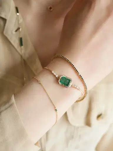 YI COLLECTION Emerald & Diamond Aurora Bangle | Thumbnail 2 YI COLLECTION Emerald & Diamond Aurora Bangle | Thumbnail 2