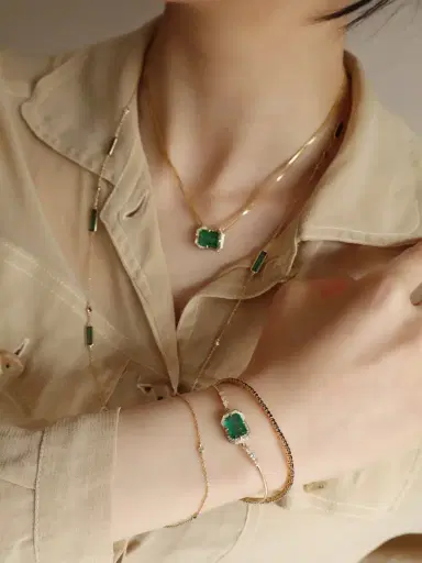 YI COLLECTION Emerald & Diamond Aurora Bangle | Thumbnail 3 YI COLLECTION Emerald & Diamond Aurora Bangle | Thumbnail 3