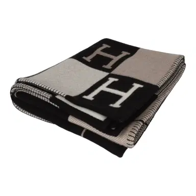 HERMÈS Hermes "Classic Avalon" Ecru and Black Wool Blanket | Thumbnail 2 HERMÈS Hermes "Classic Avalon" Ecru and Black Wool Blanket | Thumbnail 2