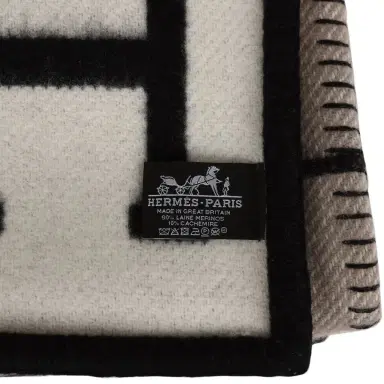 HERMÈS Hermes "Classic Avalon" Ecru and Black Wool Blanket | Thumbnail 4 HERMÈS Hermes "Classic Avalon" Ecru and Black Wool Blanket | Thumbnail 4