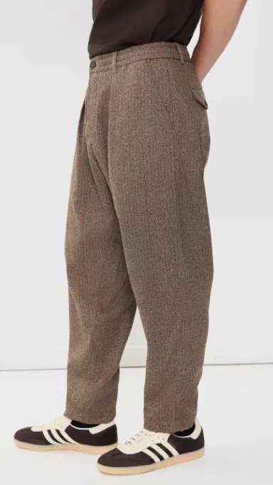 UNIVERSAL WORKS Wool Herringbone Pleated Track Pants Brown | Thumbnail 4 UNIVERSAL WORKS Wool Herringbone Pleated Track Pants Brown | Thumbnail 4