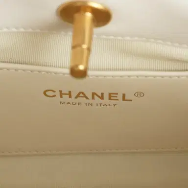 Chanel Chanel Pearl Top Handle Small Shopping Bag White Shiny Lambskin Brushed Gold Hardware | Thumbnail 10 Chanel Chanel Pearl Top Handle Small Shopping Bag White Shiny Lambskin Brushed Gold Hardware | Thumbnail 10