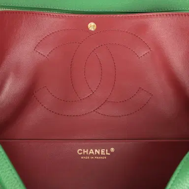 Chanel Chanel Maxi "Souplissimo" Small Flap Bag Green Grained Calfskin Gold Hardware | Thumbnail 10 Chanel Chanel Maxi "Souplissimo" Small Flap Bag Green Grained Calfskin Gold Hardware | Thumbnail 10