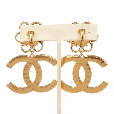 Chanel Chanel Resin Flower CC Drop Clip-On Earrings White Gold Tone Hardware | Thumbnail 3 Chanel Chanel Resin Flower CC Drop Clip-On Earrings White Gold Tone Hardware | Thumbnail 3