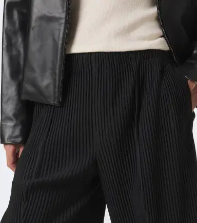 Homme Plissé Issey Miyake Homme Plissé Issey Miyake Monthly Colors: August pleated Bermuda shorts | Thumbnail 4 Homme Plissé Issey Miyake Homme Plissé Issey Miyake Monthly Colors: August pleated Bermuda shorts | Thumbnail 4