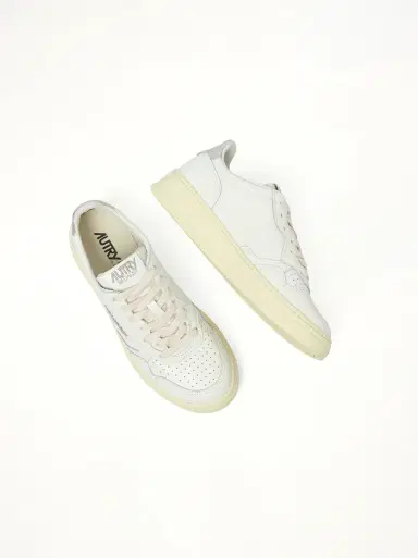 Autry Medalist Low Sneakers in White/silver White | Thumbnail 2 Autry Medalist Low Sneakers in White/silver White | Thumbnail 2