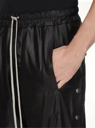 RICK OWENS DRKSHDW Wide Pusher Shorts | Thumbnail 2 RICK OWENS DRKSHDW Wide Pusher Shorts | Thumbnail 2