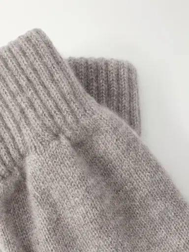 Johnstons of Elgin Ribbed Gloves and Beanie Cashmere Set - Men | Thumbnail 4 Johnstons of Elgin Ribbed Gloves and Beanie Cashmere Set - Men | Thumbnail 4